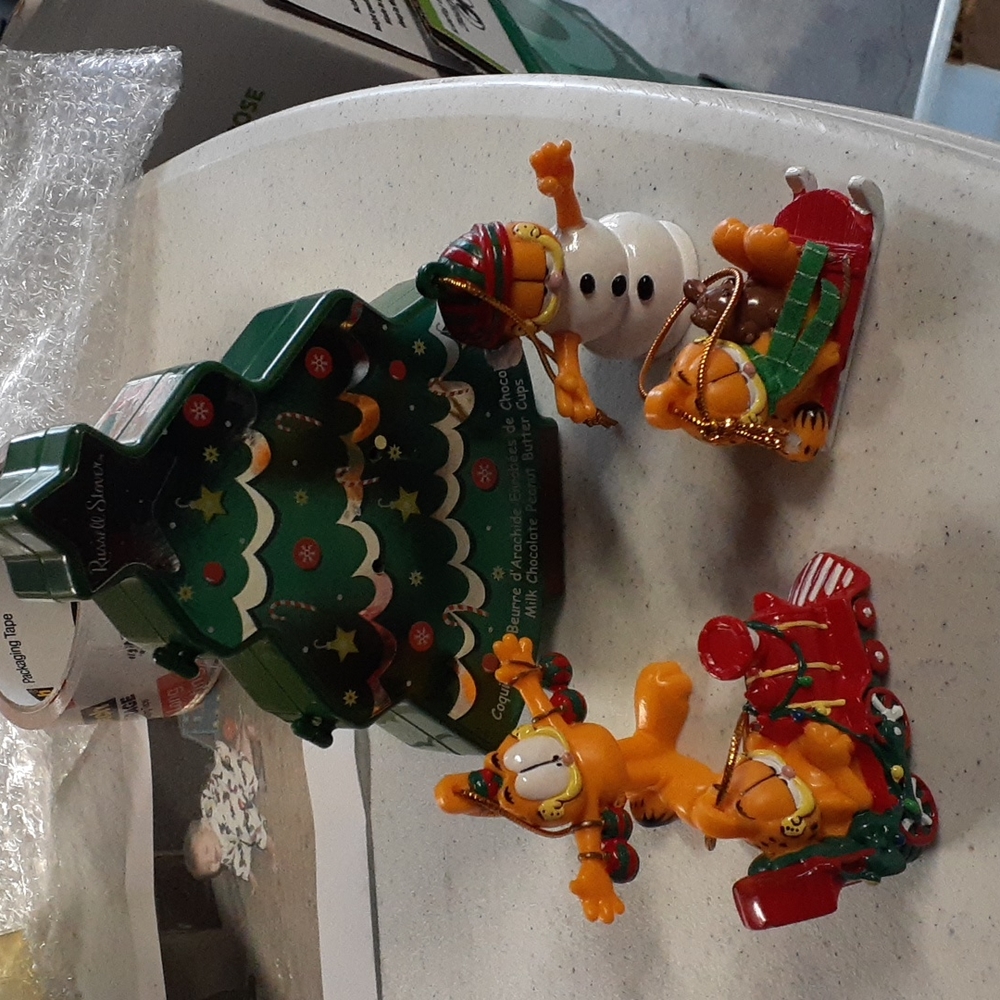 🎄 Lot of 4 Garfield Ornaments w/Russell Stover Tree Box